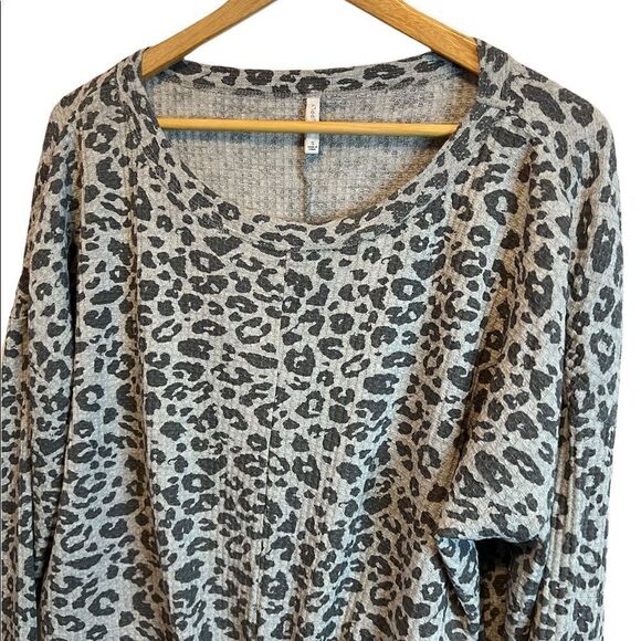 NWOT Z SUPPLY Grey Leopard Print Tie Bottom Henley Waffle Long Sleeve Top S - Picture 2 of 9